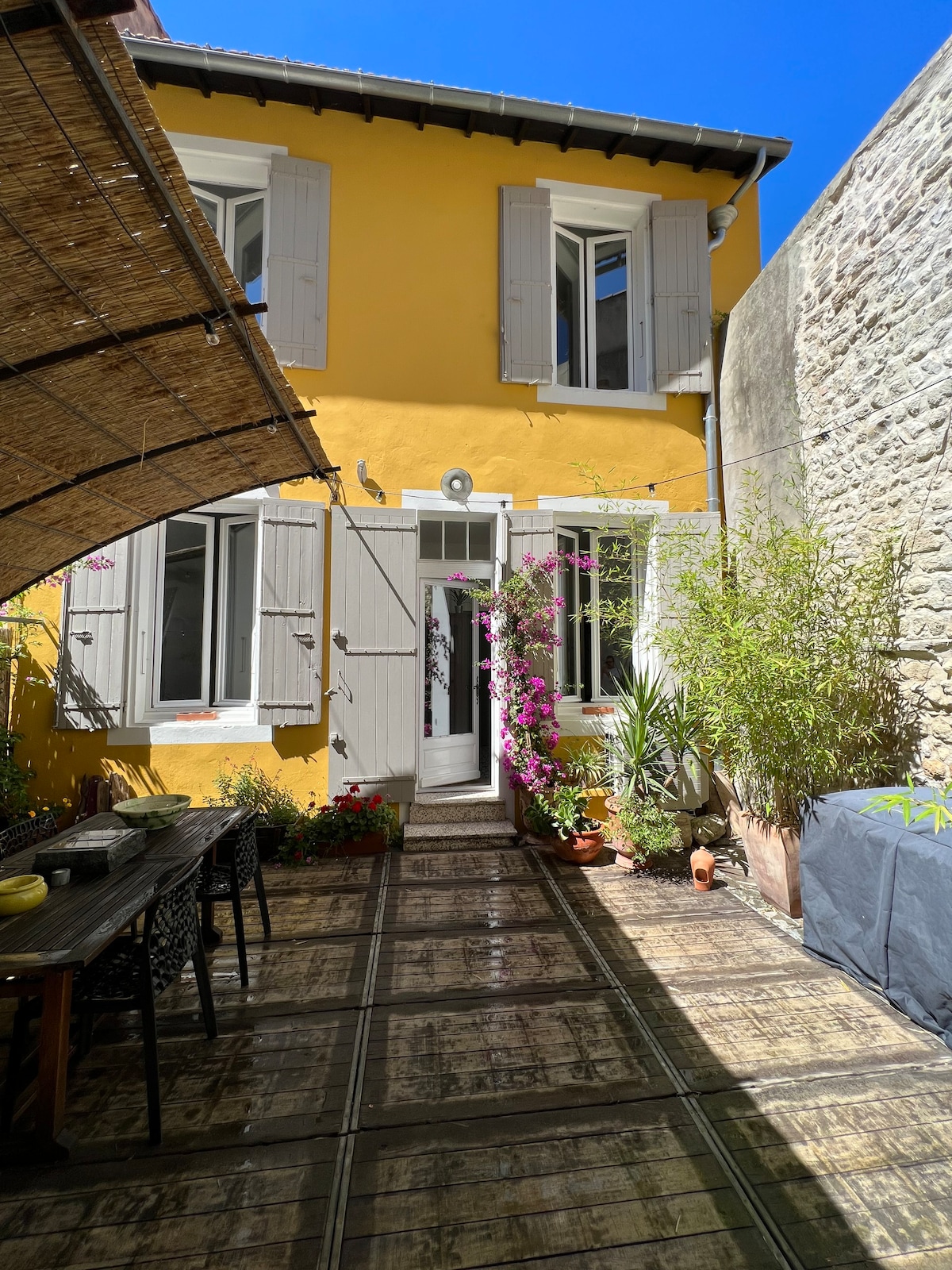 Le patio des Arènes ：独立庭院和车库
