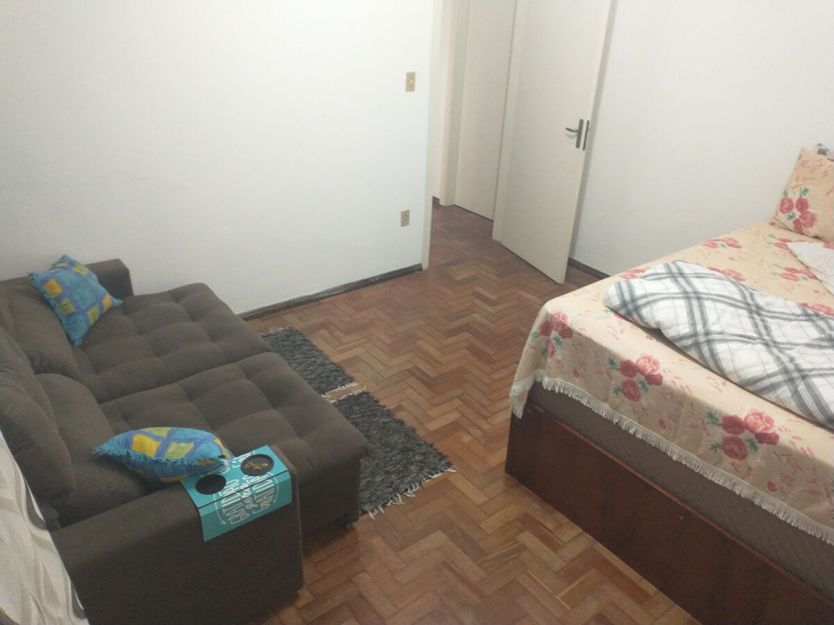 Quarto c cama de casal e ar cnd