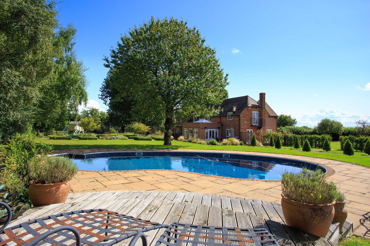 Large country home in Henley - pool and hot tub