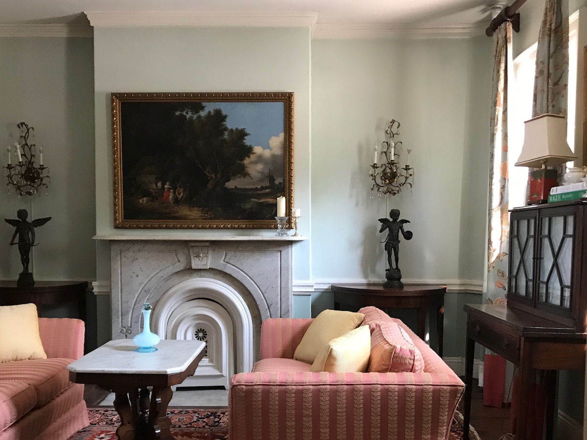 Landmark Historic 1804 Home - Providence 's
Finest