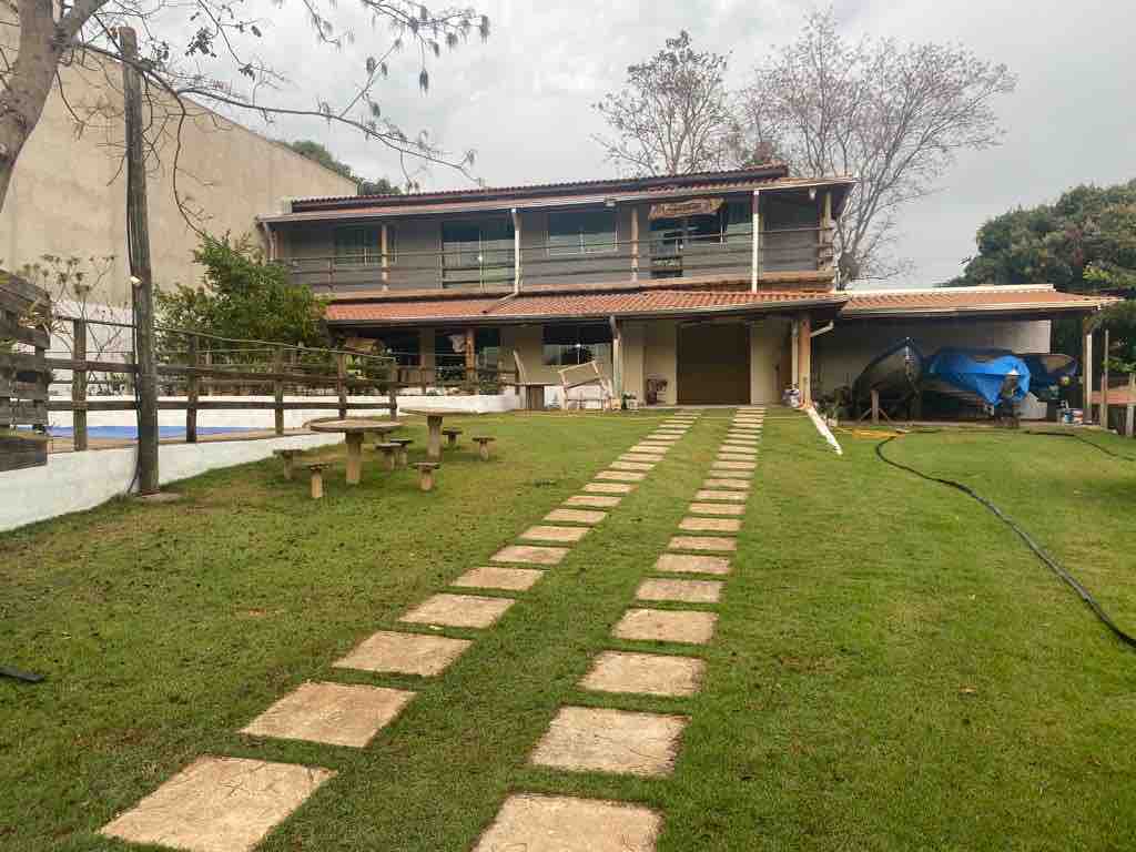 Rancho com piscina próximo a represa