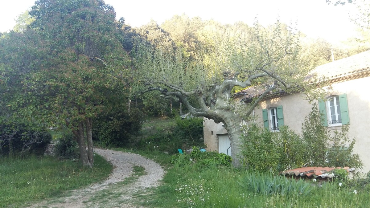 Studio 2 prs dans bastide provençale à la campagne