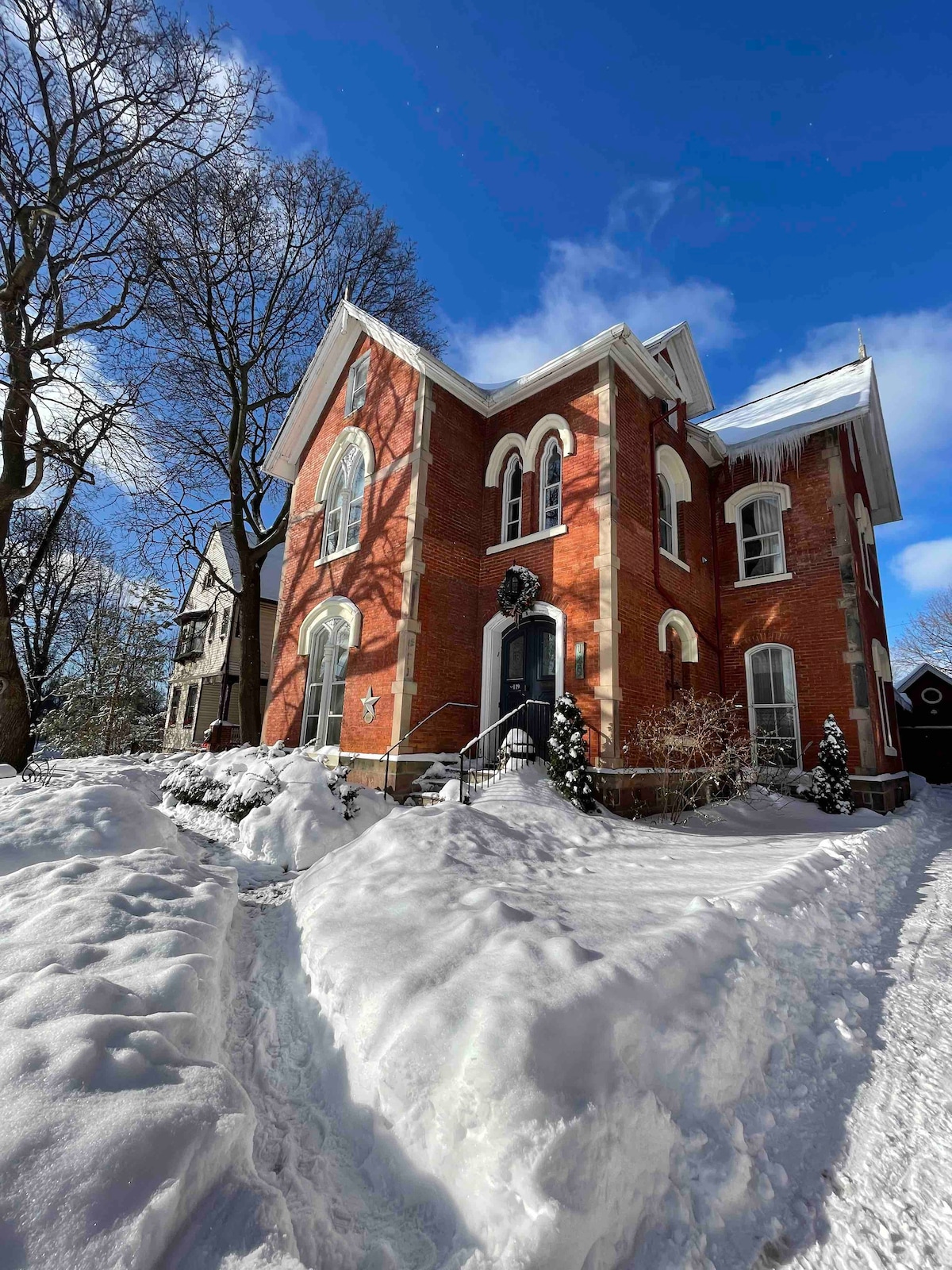 Historic Home Gothic • CornHill (UofR/Dwtn) KngBed