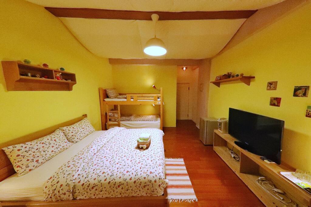 哈罗旅店四人套房(一张大床 上下铺2个加大床位)