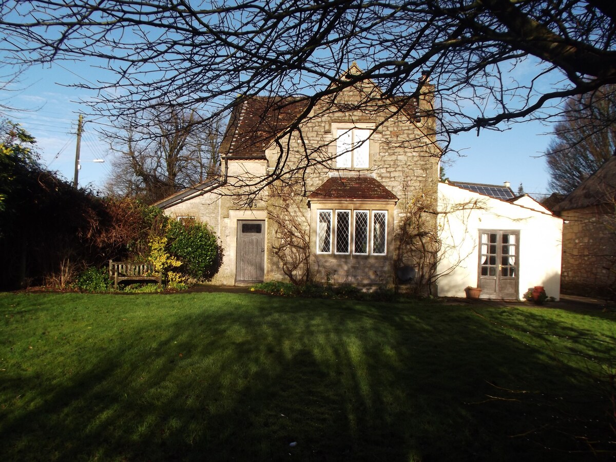 CHARMING COTTAGE IN PICTURESQUE SOMERSET VILLAGE