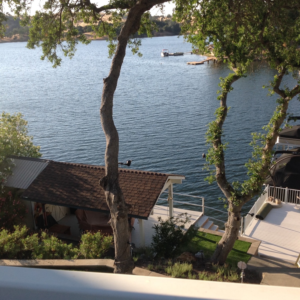 Lake Tulloch South Shore, Lake Front House