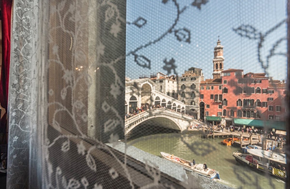 可欣赏格兰德运河（ Canal Grande ）景观的里亚尔托公寓