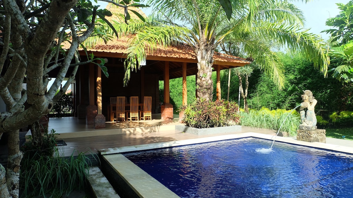 Pujis民宿，可欣赏私人泳池和花园景观