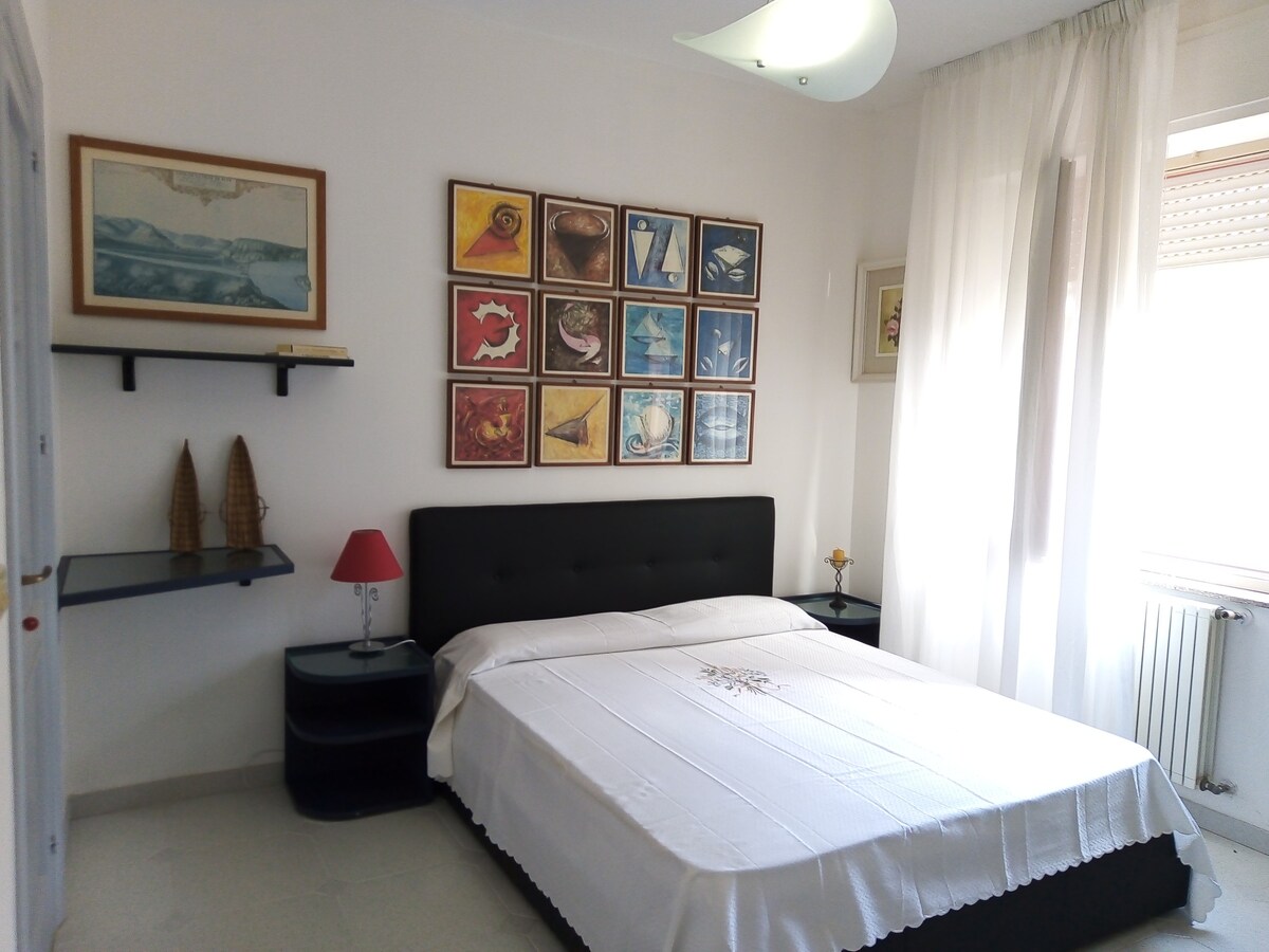 位于Bosa Sardinia宽敞明亮的公寓！
