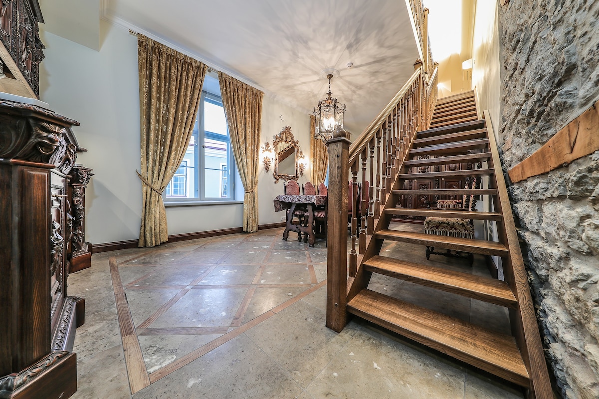 Luxury Medieval 2 Storey apartment in Old Town