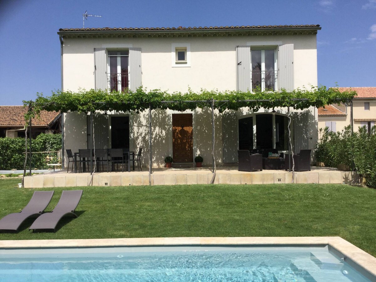 Pretty vacation rental with pool in Bédarrides near the city of Avignon, close to the center on foot - sleeps 4.