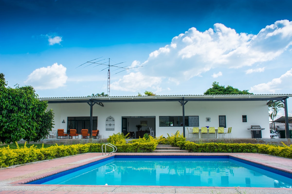 Country House with  views to the mountains. Combia