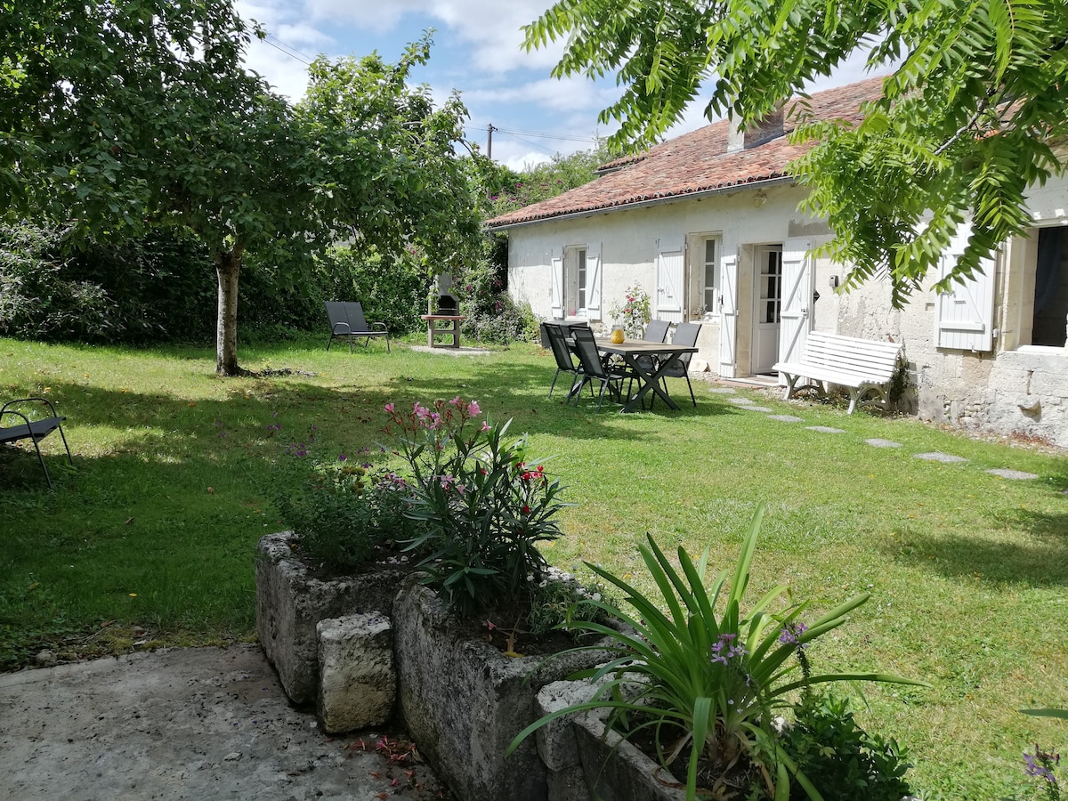 Pretty rural cottage with pool in peaceful hamlet