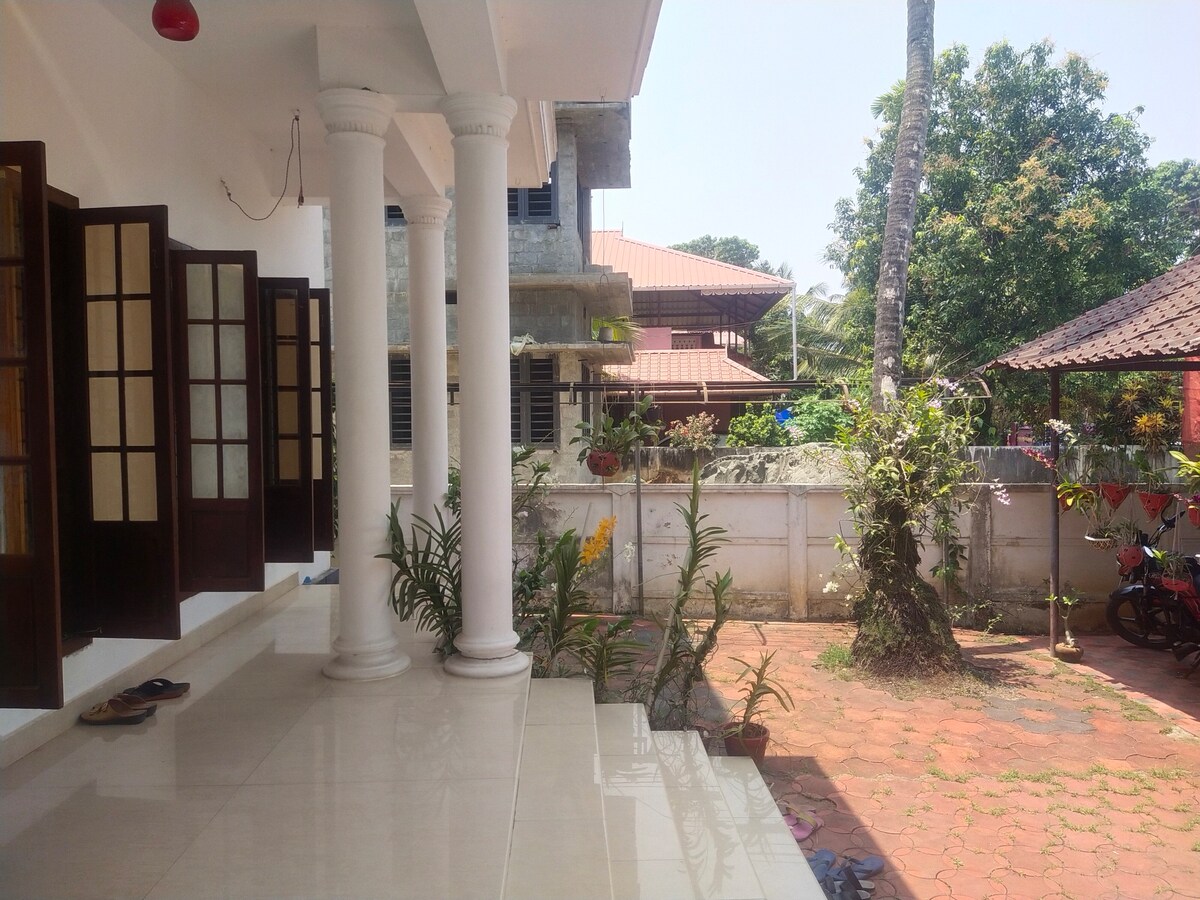 Thannalkoodu - Homestay
(Comfortable and relaxed)