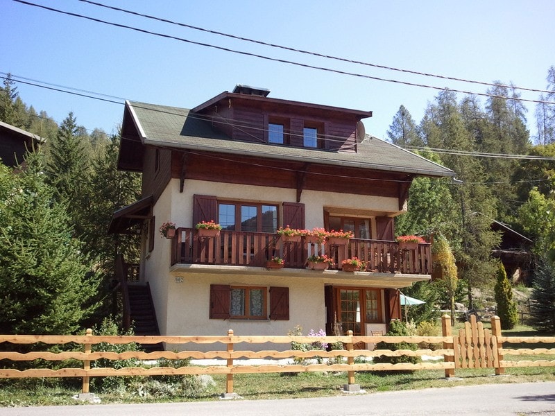 Allos 04260.Chalet rez de jardin