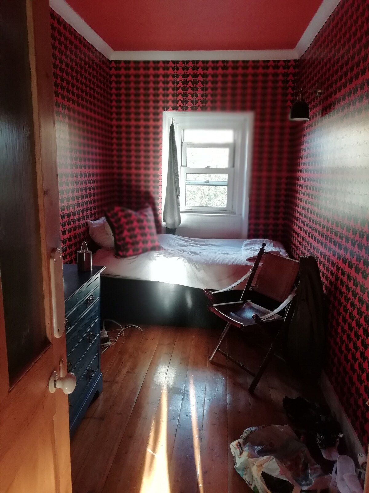 宽敞的维多利亚式公寓中的单人卧室