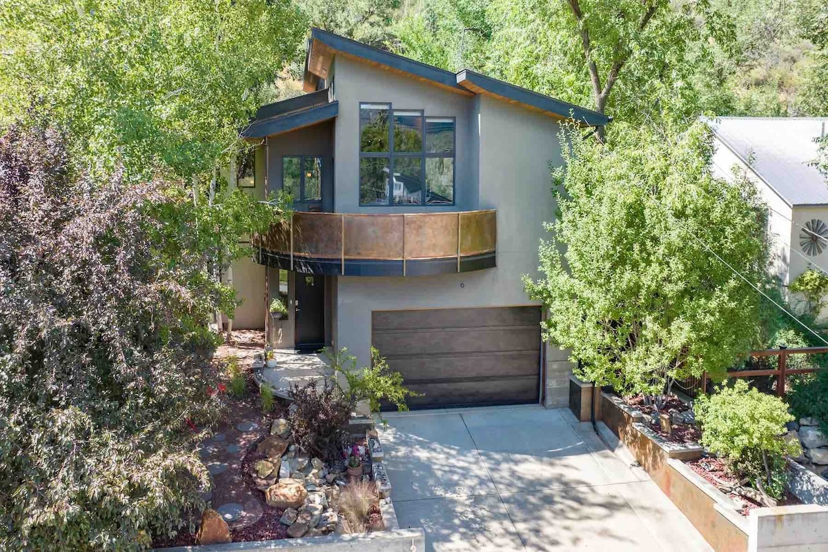Modern, Eco-Friendly Oasis, Minutes from Downtown