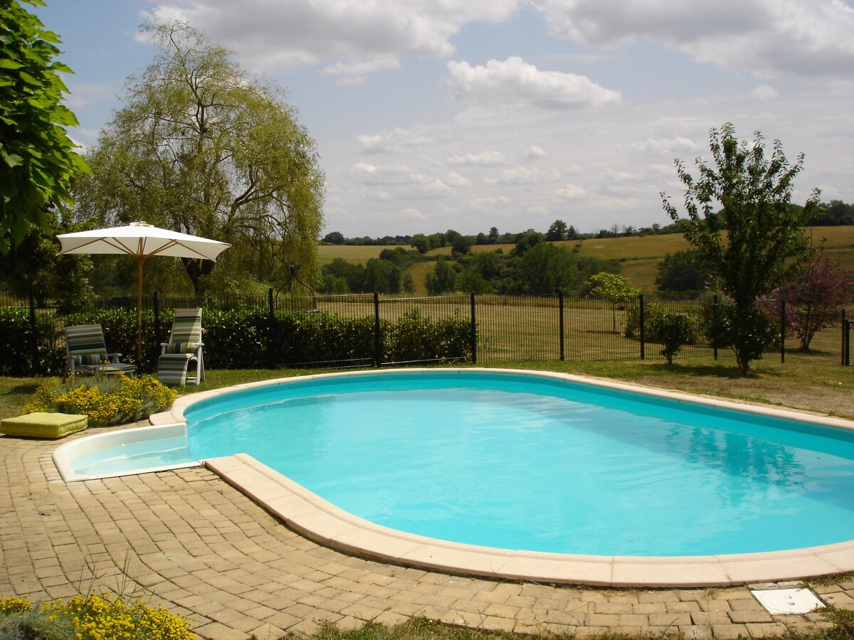 Very private, huge detached farmhouse with pool.