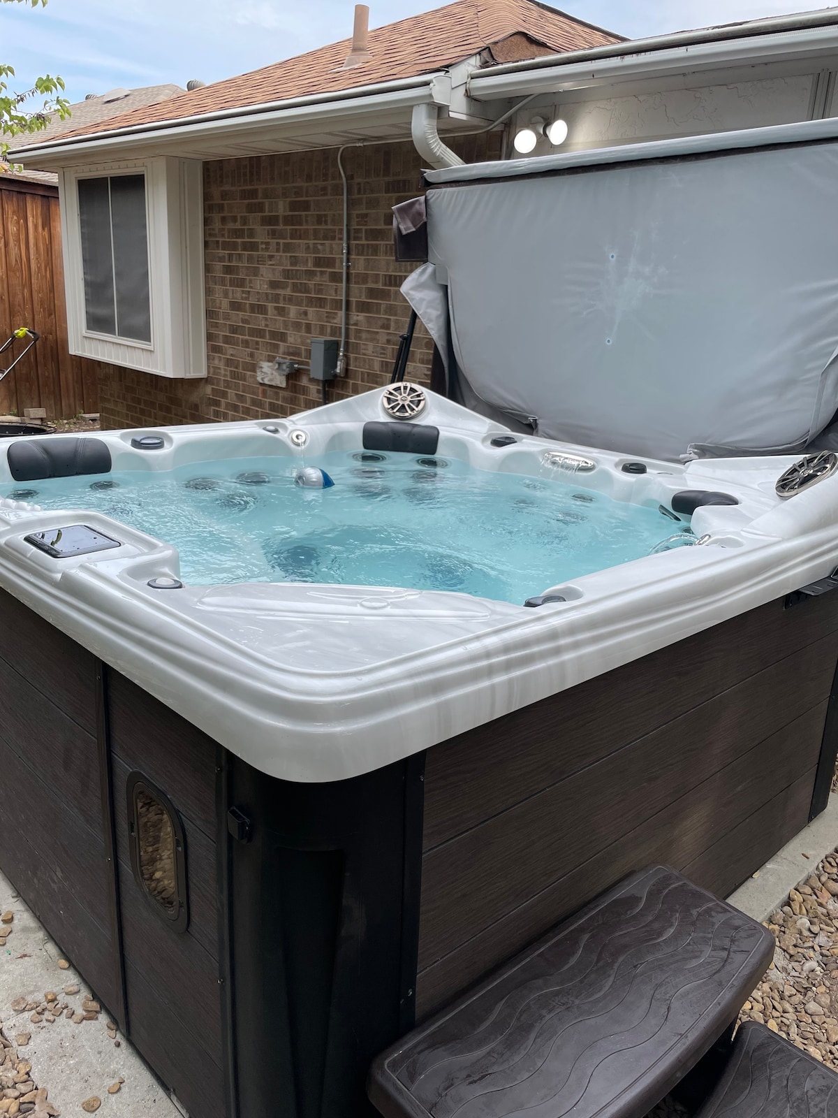 Private Hot Tub! Fenced Yard, Fire Pit, Home Gym