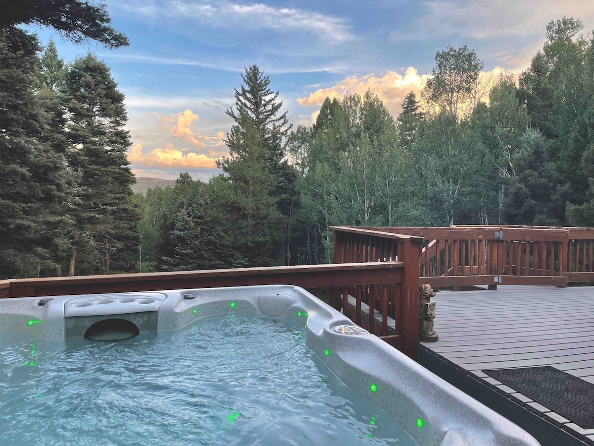 6 bdrm home- hot tub, deck & large yard! Sleeps 16