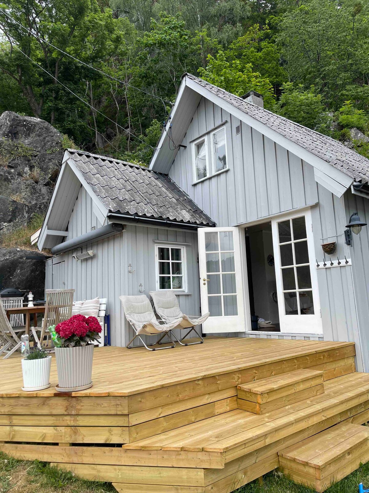 Hytte med 30 meters strandlinje i Åbyfjorden