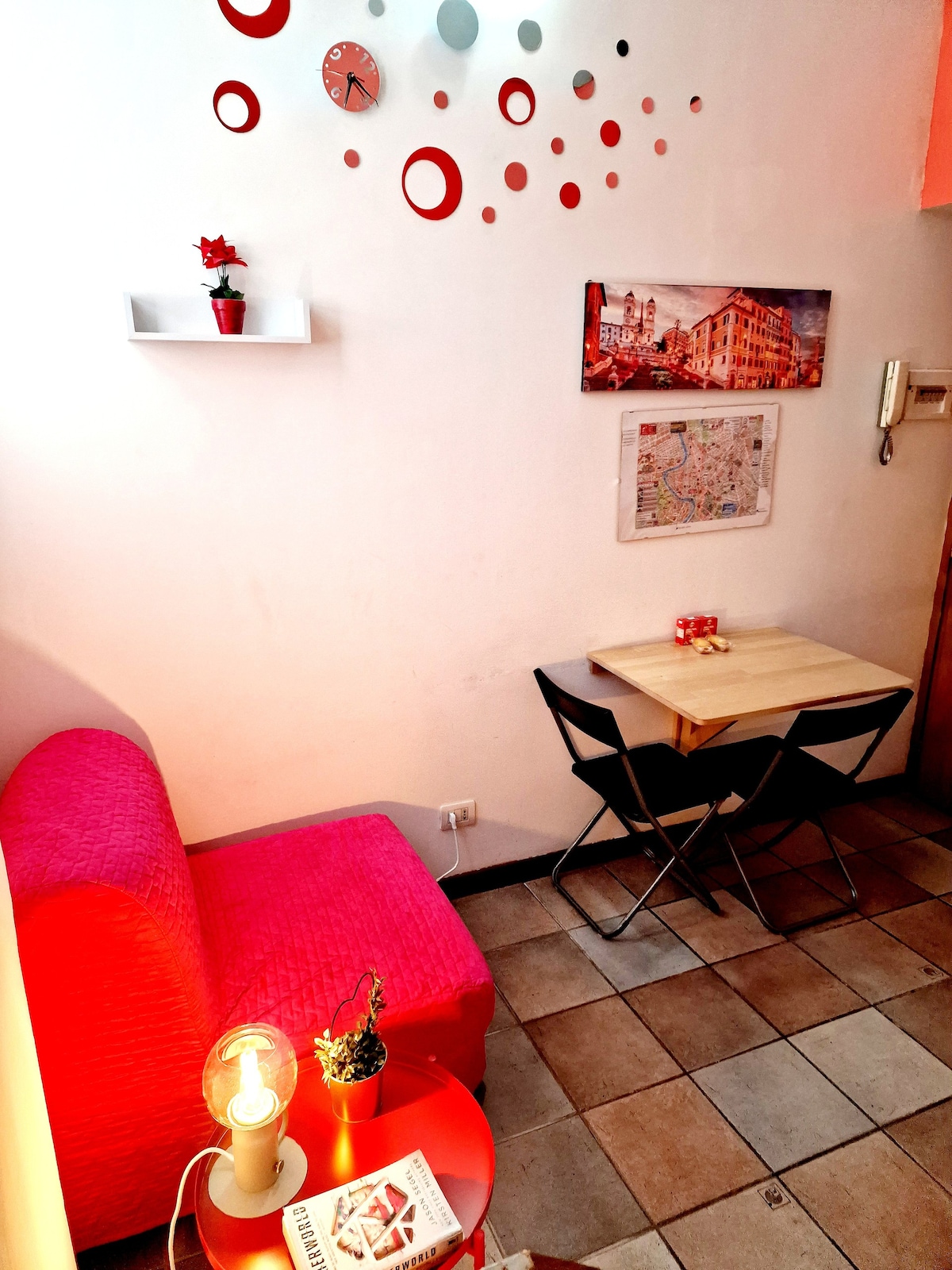 Campo De 'Fiori附近的红色单间公寓