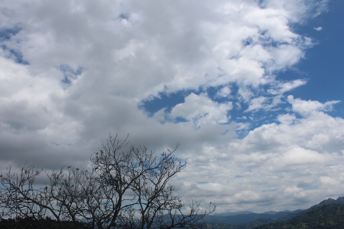 Casa campestre nueva con hermoso mirador, 23°C.