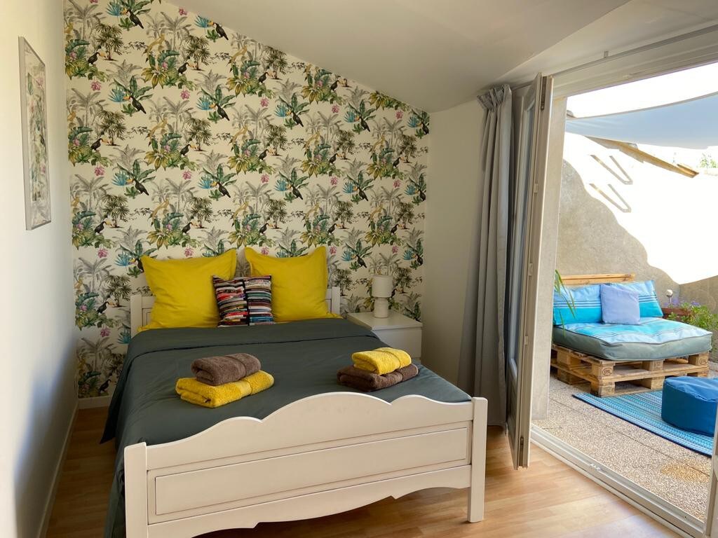 Palmier-cosy guestroom in Southern France