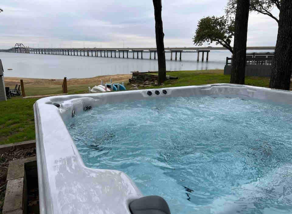 热水浴缸、露台和海滩的5大刘易斯维尔湖畔别墅