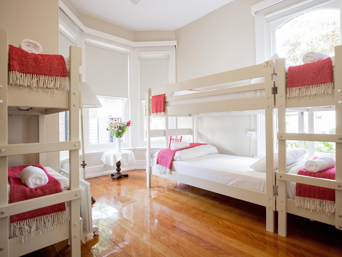 Montacute -共用仅限女性的8床双层床房