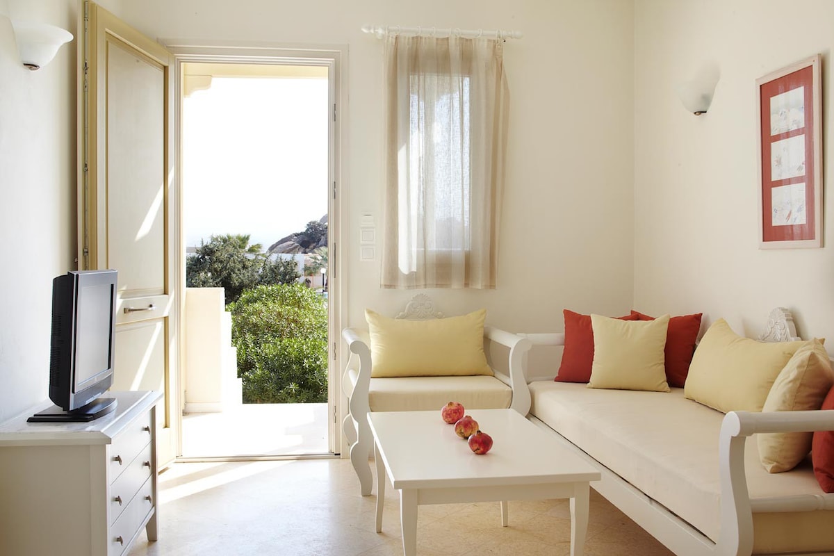 Two bedroom villa, one bath, sea view, breakfast