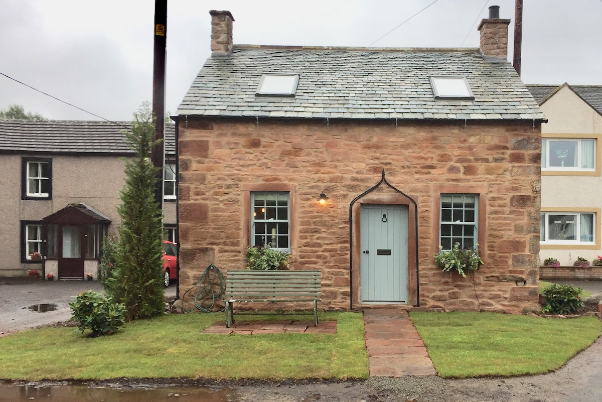 坎布里亚（ Cumbria ）古老的Cobbler 's Cottage -充满魅力