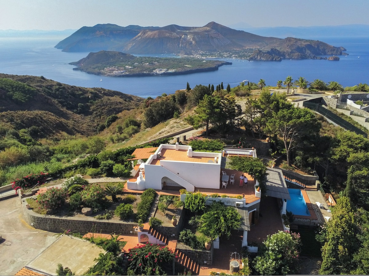 Villa with stunning view & Pool, facing vulcano