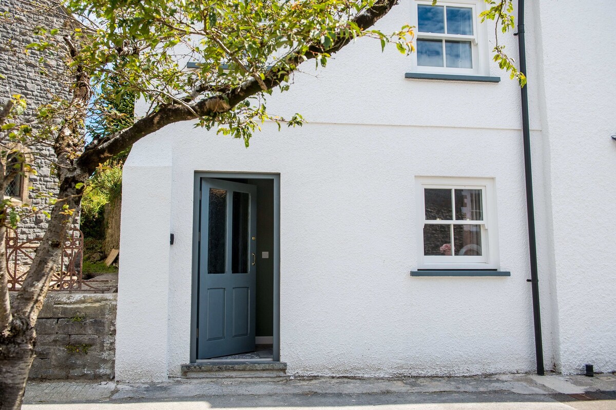 Cosy cottage, walk to estuary and restaurants