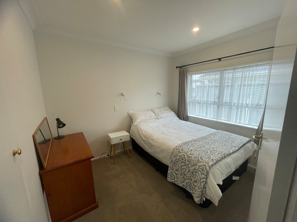 Private double bedroom in Ellerslie, central AKL