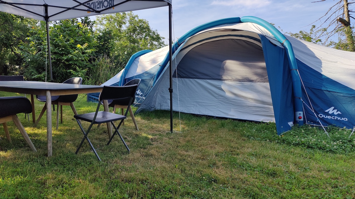 Uitgeruste tent in grote tuin nabij Werchter