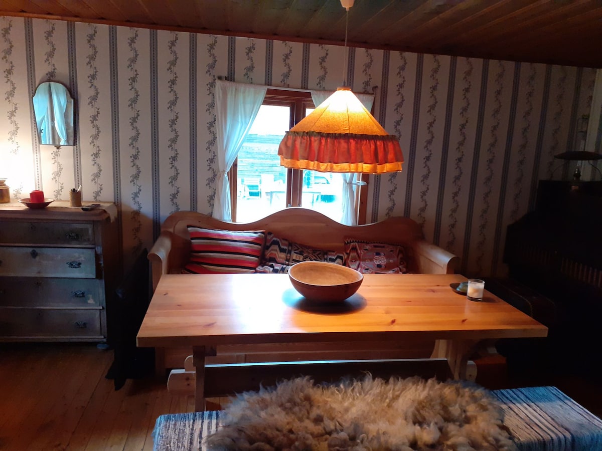 格雷塔斯小屋（ Gretas Cottage ）是一座漂亮的正宗小屋，毗邻其他小木屋。
距离Rättvik和美丽的Siljan 17公里，距离Sörskog 8公里，有许多漂亮的越野滑雪道， 20公里到Bjursås滑雪中心。
嵌入式电力，水井