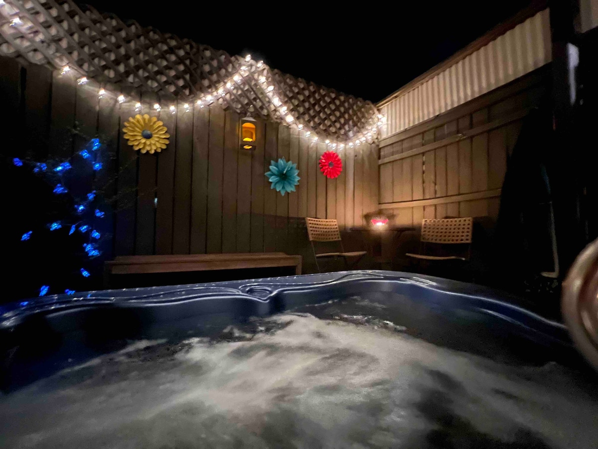 Quiet country home,screened front porch,hot tub