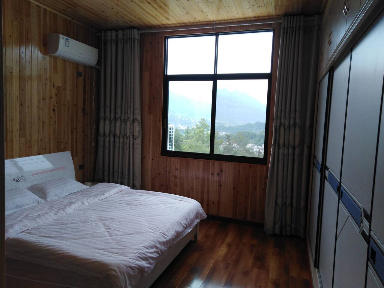 鹤峰屏山峡谷景区附近好客民宿三楼的实木装修大床房 - penginapan la