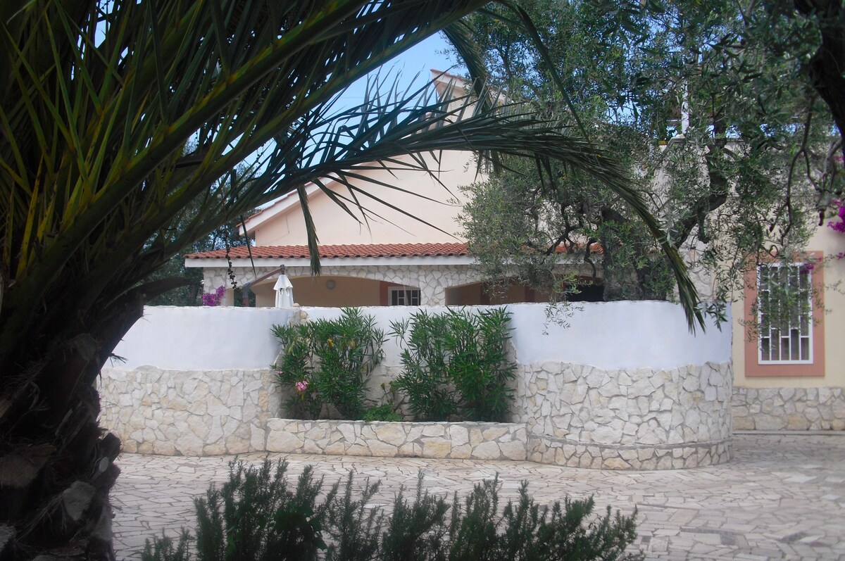 Villa Oleandro Pergola mit Pool in Vieste