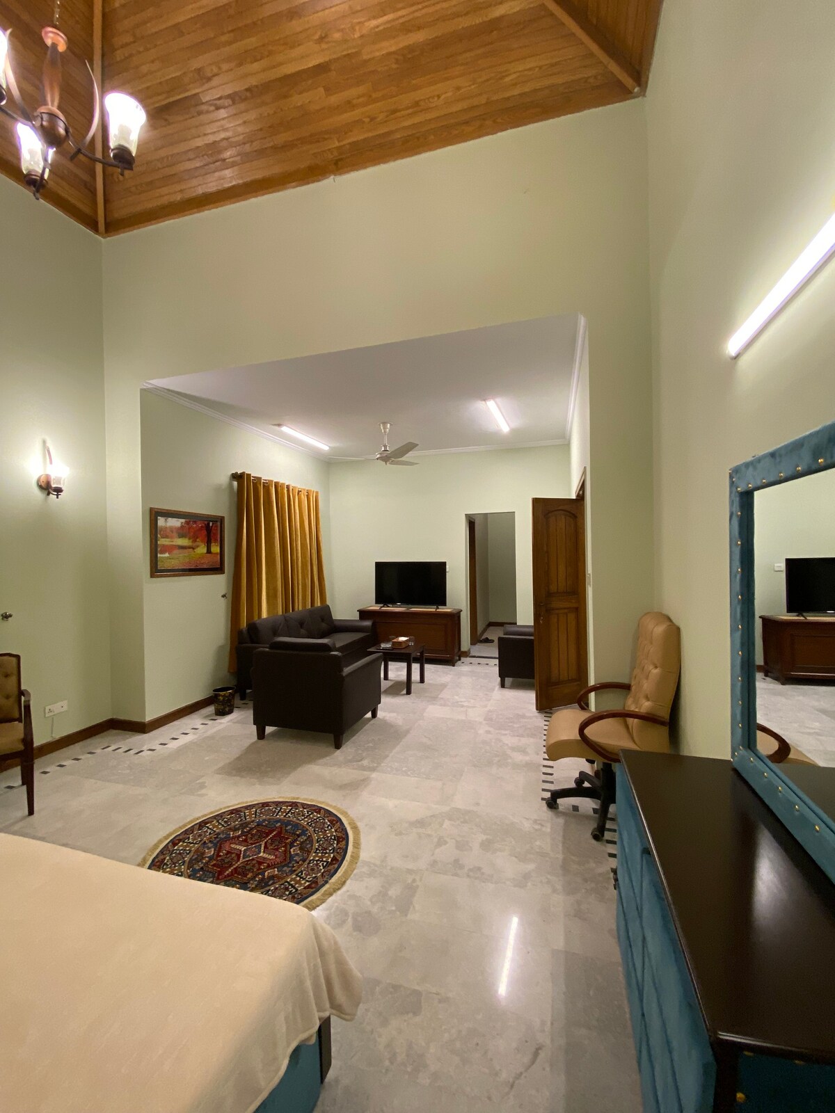 Executive Room in F7 Islamabad Prime location!!