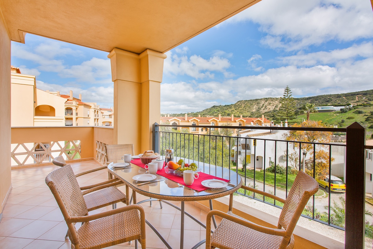 Spacious Duplex Apartment in Praia da Luz