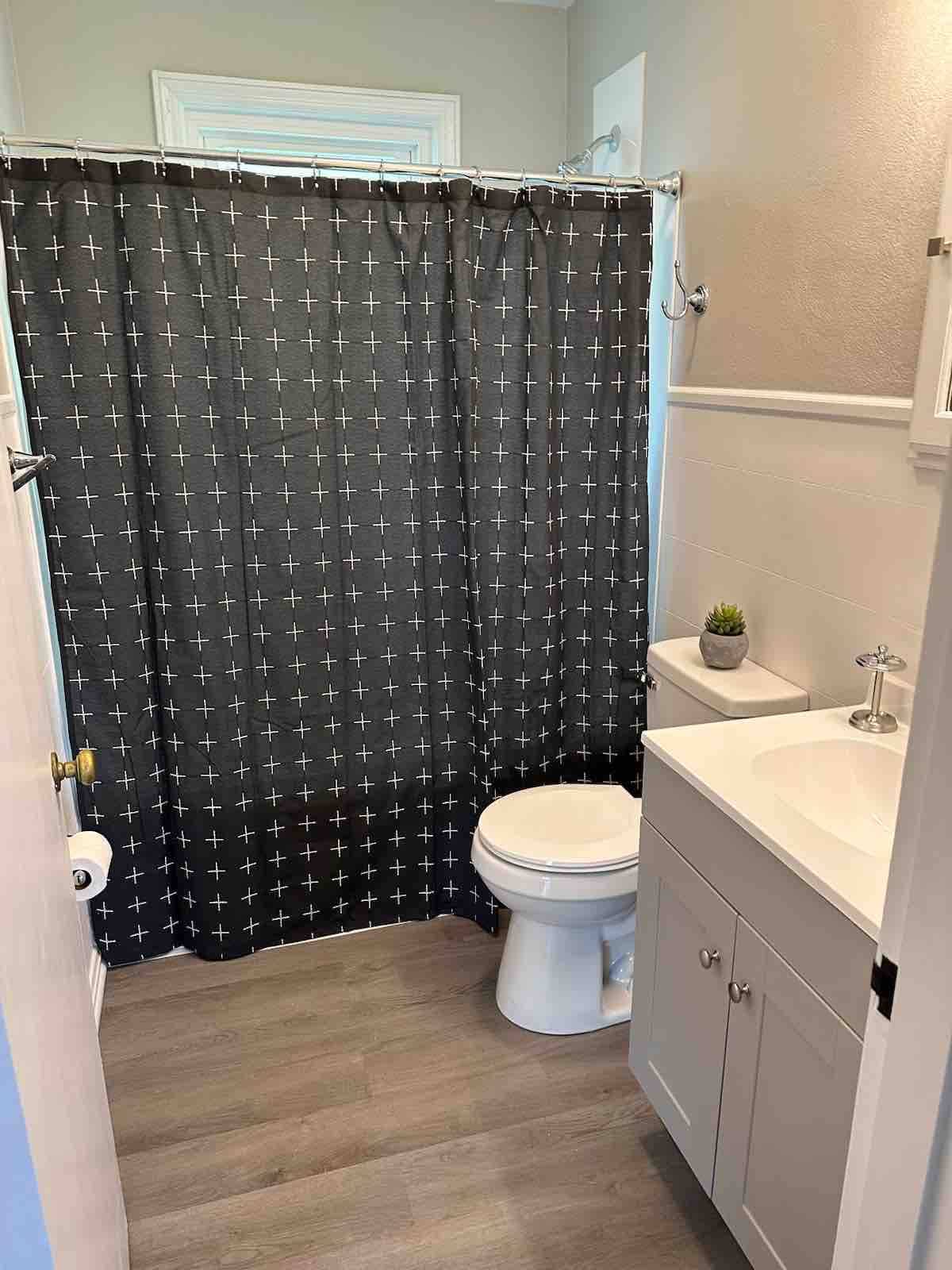Cheerful 2BR Mins to Downtown & Newport w/ Parking