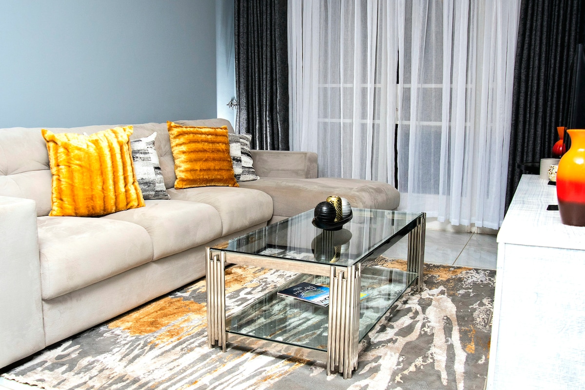 Luxury Apartment - In the heart of Avenues!