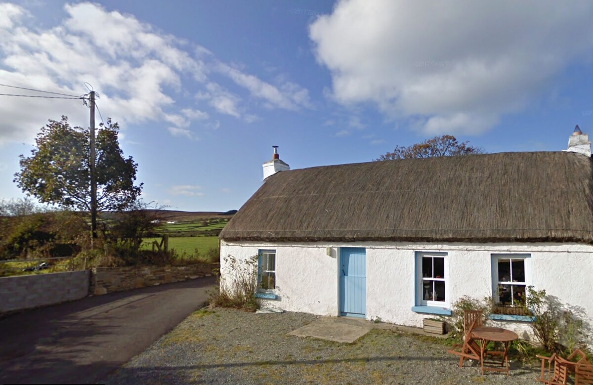 Greencastle Donegal的Wee Blue Cottage