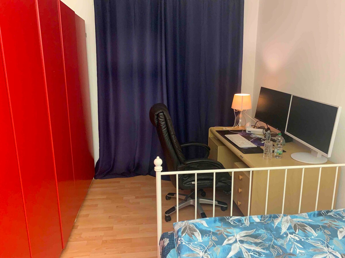 Comfy Double Bedroom with Office Area near Munich