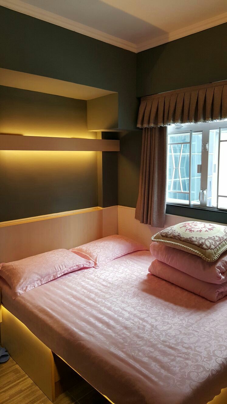喜日賓館：13號房間豪華大床（Deluxe bed room )床寬150cm，獨立洗手間，大窗。