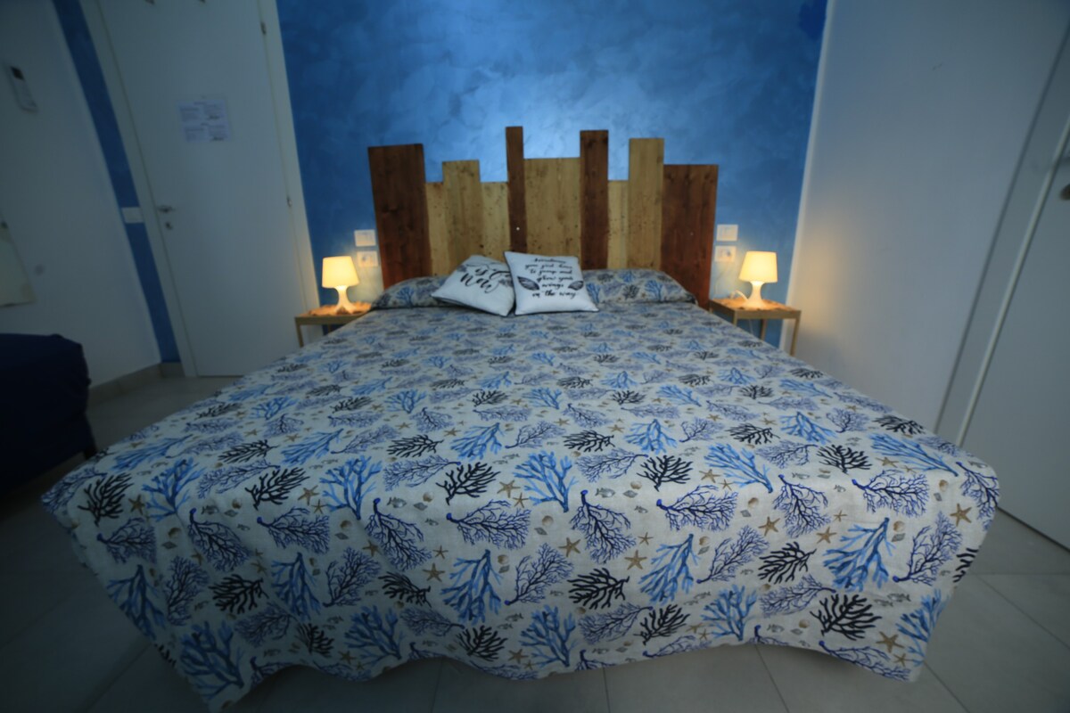 浅蓝色房间+独立卫生间，距离大海7公里