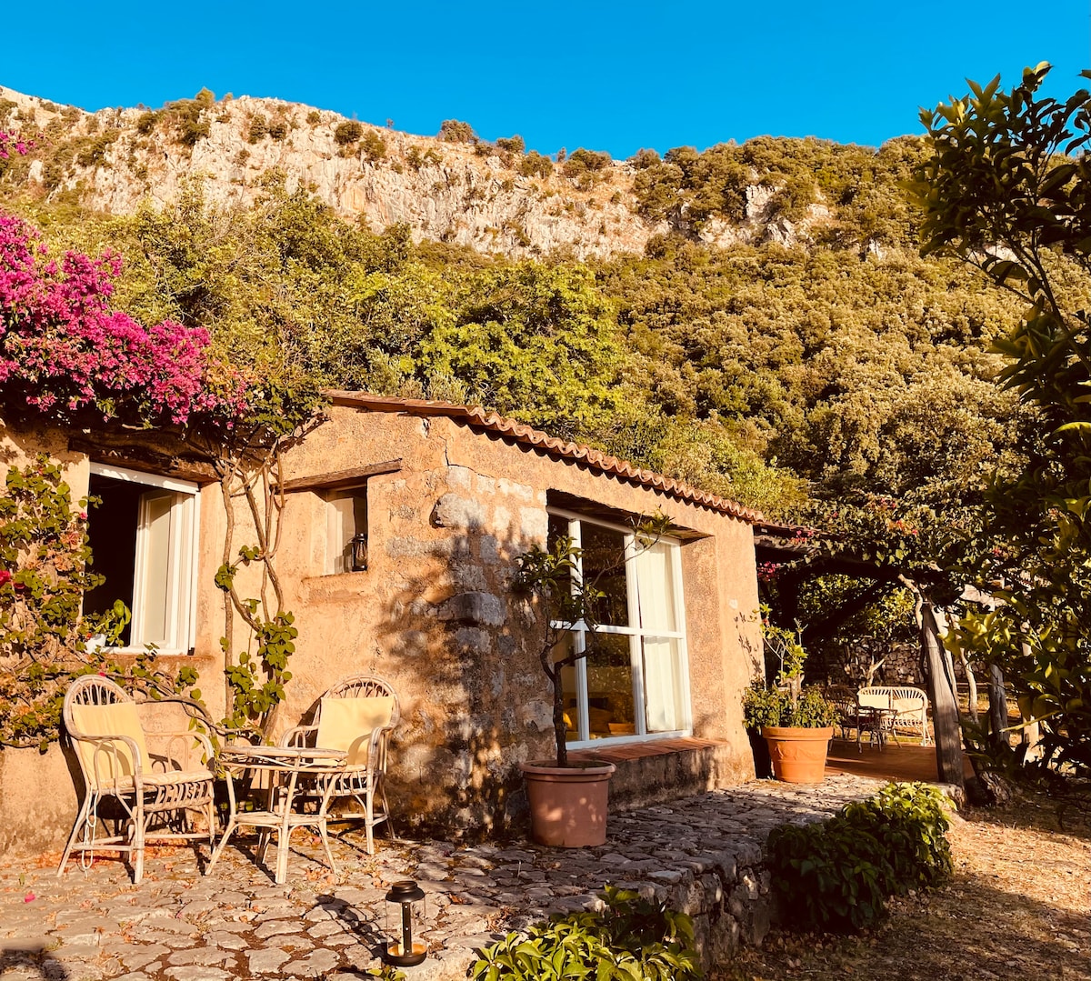 Villa with sea view and mountain backdrop