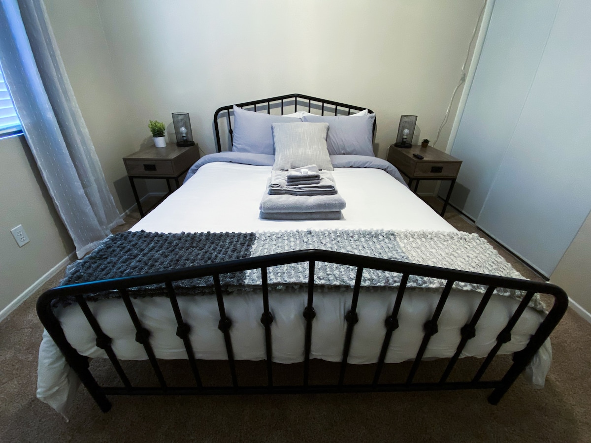 舒适现代的2卧室标准双人床+ 4K UHD智能电视